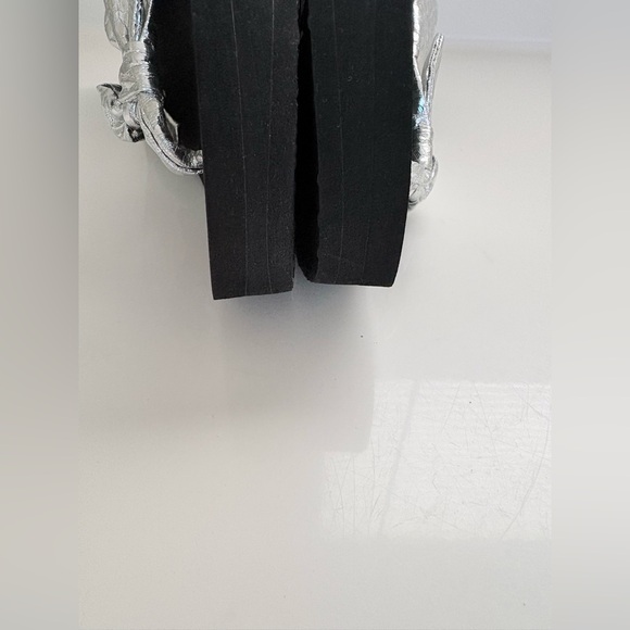 Kenneth Cole Reaction Silver and Black Sandals in size 8M - Picture 6 of 7